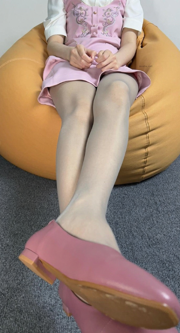 白龙猫女 – 沦落的奶航空姐【38P】